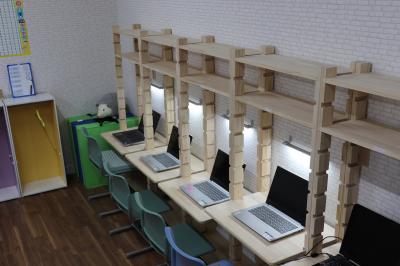 勉強机は高さ調整して子どもの身長に合わせています。
