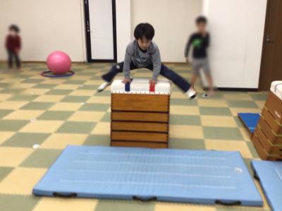 跳び箱、マット運動の運動療育も行います。